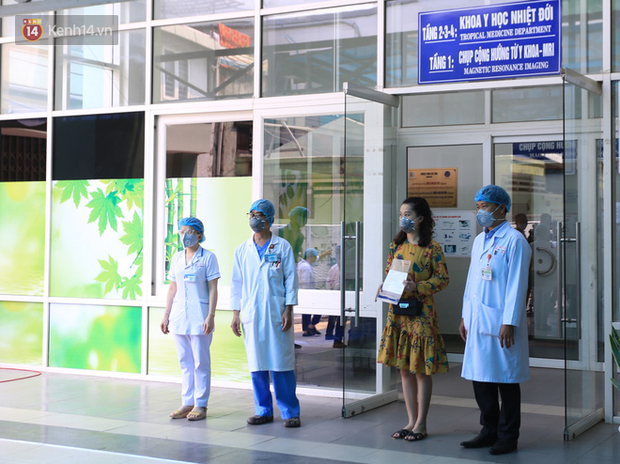 Nữ nhân viên ĐMX và 2 bệnh nhân người Anh mắc Covid-19 ở Đà Nẵng đã xuất viện, Việt Nam chữa khỏi 20 ca - Ảnh 1.