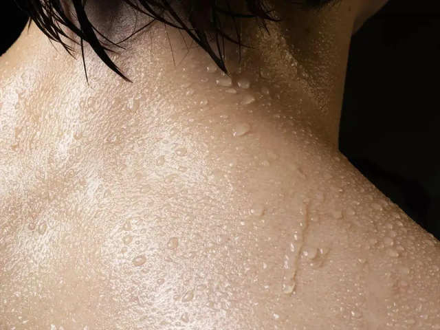 Người đổ mồ hôi mỗi khi di chuyển có phải là người ốm yếu?  - Ảnh 1.