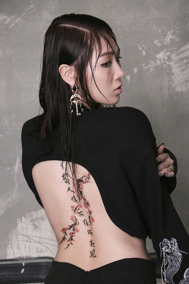 Chaeyoung hình xăm: Nữ idol Kpop thoải mái để lộ nhiều hình xăm trên cơ thể