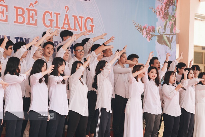 Xuất hiện ngôi trường đánh bại Phan Đình Phùng, Ams, Chu Văn An... vì dàn nữ sinh quá xuất sắc trong lễ bế giảng 2020 - Ảnh 18.