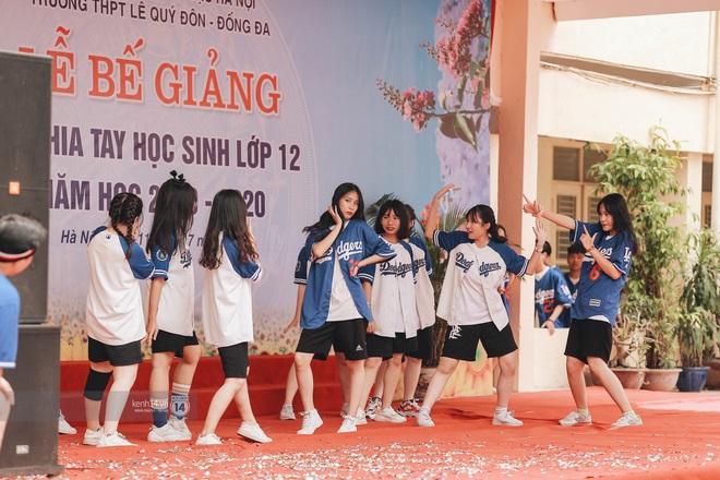 Xuất hiện ngôi trường đánh bại Phan Đình Phùng, Ams, Chu Văn An... vì dàn nữ sinh quá xuất sắc trong lễ bế giảng 2020 - Ảnh 16.