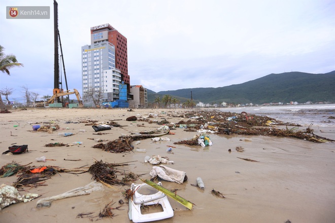 Chùm ảnh: 3.000 tấn rác dạt vào bãi biển Đà Nẵng sau bão số 13 - Ảnh 7.