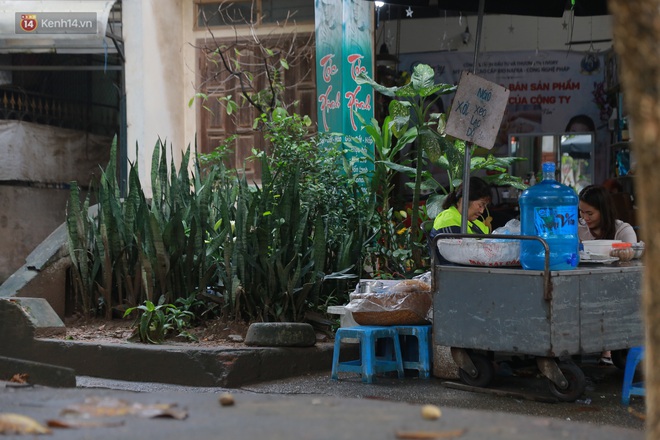 Cận cảnh nghĩa địa trong phố Hà Nội: Nơi người dân vẫn vô tư ăn uống, vui chơi bên cạnh mộ người chết - Ảnh 6.