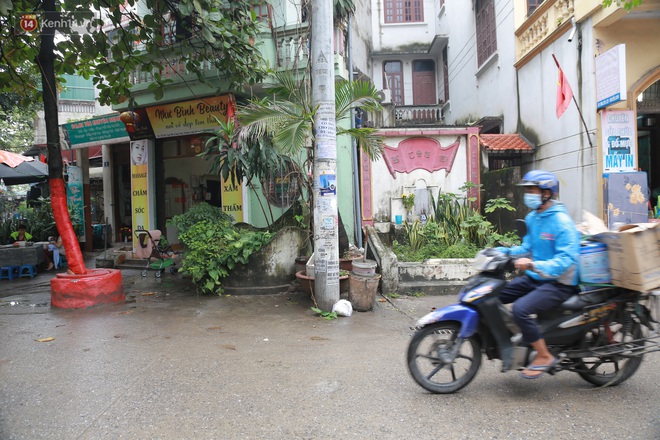 Cận cảnh nghĩa địa trong phố Hà Nội: Nơi người dân vẫn vô tư ăn uống, vui chơi bên cạnh mộ người chết - Ảnh 5.
