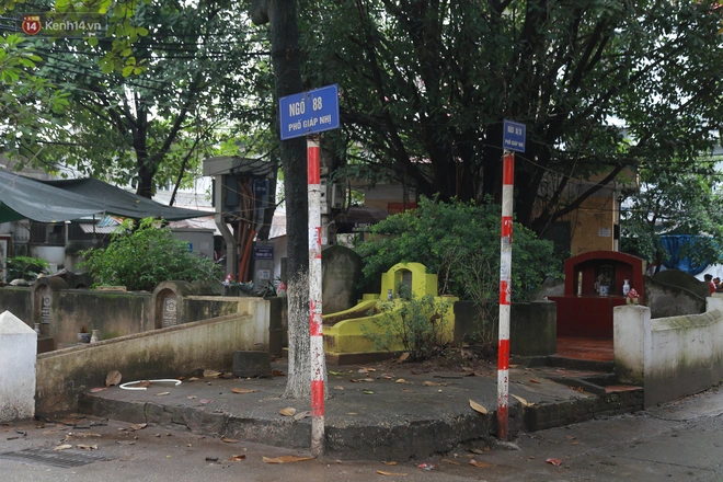 Cận cảnh nghĩa địa trong phố Hà Nội: Nơi người dân vẫn vô tư ăn uống, vui chơi bên cạnh mộ người chết - Ảnh 1.