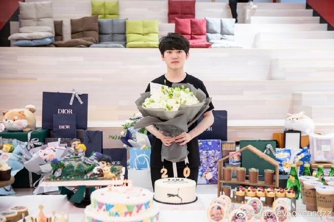 Nam thần 20 tuổi livestream nhận ngay 1,4 tỷ đồng tiền donate, cả khán giả lẫn cộng đồng game đều choáng ngợp trước số tiền khủng - Ảnh 2.
