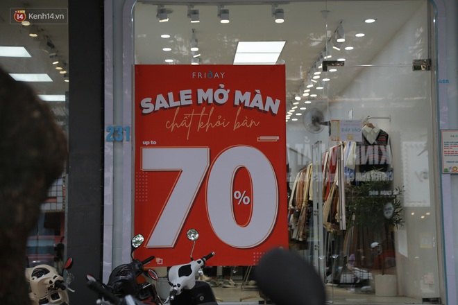 Chùm ảnh: Chưa đến Black Friday, phố thời trang Hà Nội đã đỏ rực biển hiệu siêu giảm giá, có nơi giảm đến 70% - Ảnh 5.