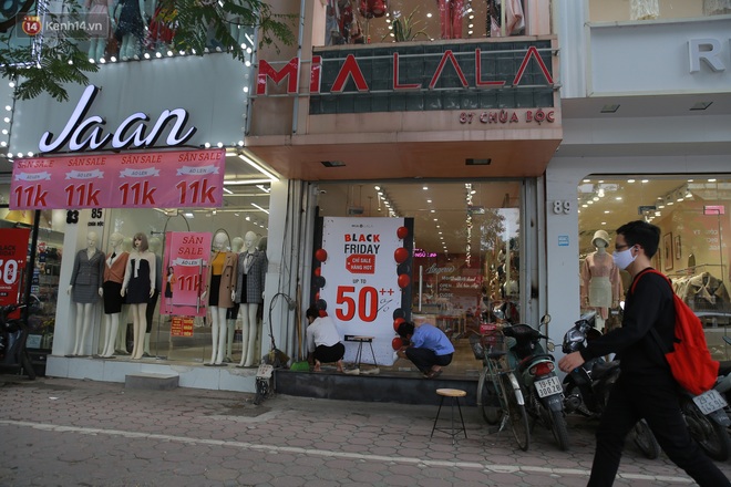Chùm ảnh: Chưa đến Black Friday, phố thời trang Hà Nội đã đỏ rực biển hiệu siêu giảm giá, có nơi giảm đến 70% - Ảnh 1.