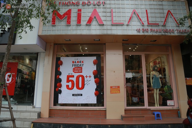 Chùm ảnh: Chưa đến Black Friday, phố thời trang Hà Nội đã đỏ rực biển hiệu siêu giảm giá, có nơi giảm đến 70% - Ảnh 4.