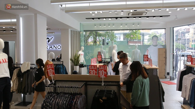 Chùm ảnh: Chưa đến Black Friday, phố thời trang Hà Nội đã đỏ rực biển hiệu siêu giảm giá, có nơi giảm đến 70% - Ảnh 9.