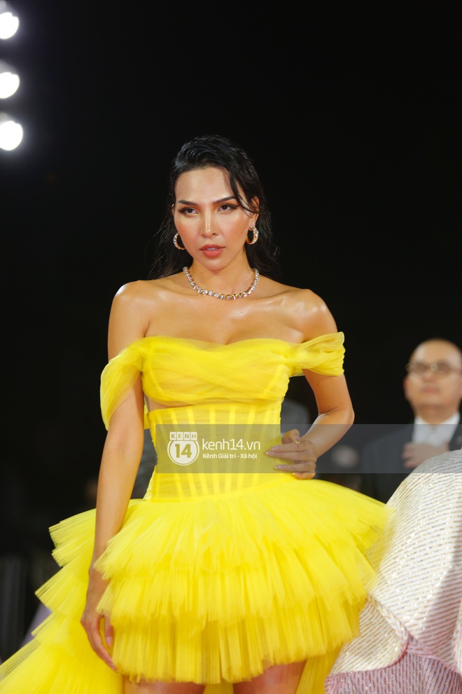 Hú hồn visual dàn sao trên thảm đỏ Hoa hậu Việt Nam 2020: Minh Triệu lộ chân thô, Kiều Loan môi tều, tá hoả khi kéo tới Thuỵ Vân - Ảnh 3.