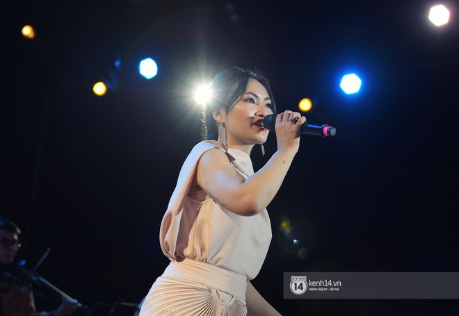 Những khoảnh khắc đẹp nhất tại WOW Sunset Show: Lê Hiếu chilling cùng khán giả, Nguyên Hà diễn live album trước biển hoàng hôn - Ảnh 15.