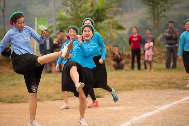 Chết cười với biểu cảm khó đỡ của Mâu Thủy, Khánh Vân, Ngọc Châu... cùng dàn mỹ nhân đình đám khi chơi đá bóng! - Ảnh 4.