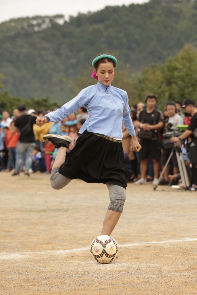 Chết cười với biểu cảm khó đỡ của Mâu Thủy, Khánh Vân, Ngọc Châu... cùng dàn mỹ nhân đình đám khi chơi đá bóng! - Ảnh 7.