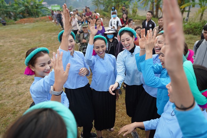 Chết cười với biểu cảm khó đỡ của Mâu Thủy, Khánh Vân, Ngọc Châu... cùng dàn mỹ nhân đình đám khi chơi đá bóng! - Ảnh 1.