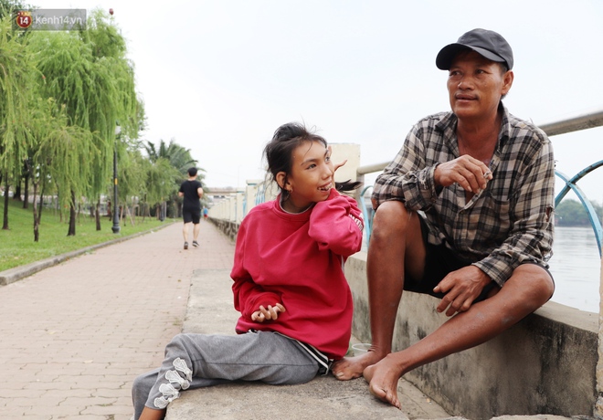Bé gái bị teo não theo cha đi lượm ve chai ở bờ sông Sài Gòn: Ngồi chờ ba xíu, lát ba quay lại cõng con lên ghe nghen - Ảnh 7.