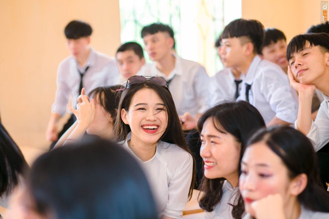 Tân Hoa hậu xinh xỉu trong tà áo dài trắng học sinh, cười một cái ai cũng đứng tim - Ảnh 2.