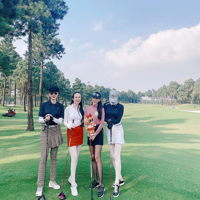 Hà Lade và vợ Tuấn Hưng đụng độ trên sân golf: Ai chơi giỏi hơn chưa biết nhưng đều xinh rồi đó - Ảnh 2.