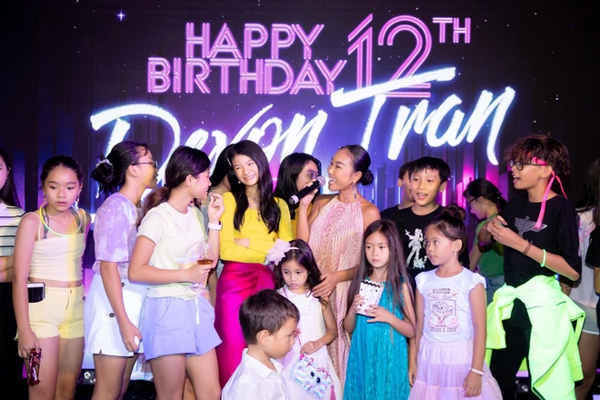 Trương Ngọc Ánh và chồng cũ mở tiệc sinh nhật hoành tráng cho con gái, bé Bảo Tiên gây bất ngờ khi cao hơn cả Đoan Trang - Ảnh 4.
