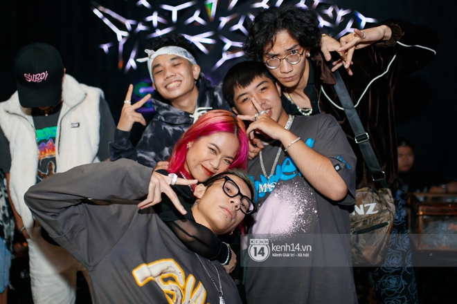 MCK - Tlinh rải cẩu lương từ hậu trường lên sân khấu, Gonzo bất ngờ xuất hiện để cổ vũ dàn thí sinh Rap Việt và King Of Rap - Ảnh 22.