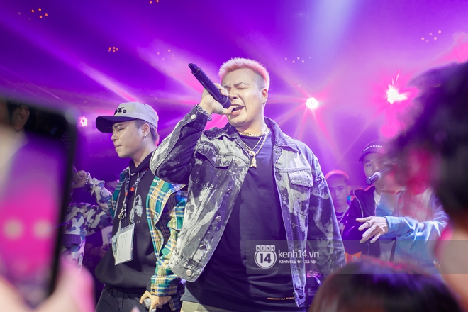 MCK - Tlinh rải cẩu lương từ hậu trường lên sân khấu, Gonzo bất ngờ xuất hiện để cổ vũ dàn thí sinh Rap Việt và King Of Rap - Ảnh 6.