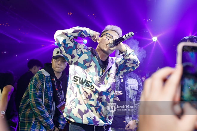MCK - Tlinh rải cẩu lương từ hậu trường lên sân khấu, Gonzo bất ngờ xuất hiện để cổ vũ dàn thí sinh Rap Việt và King Of Rap - Ảnh 5.