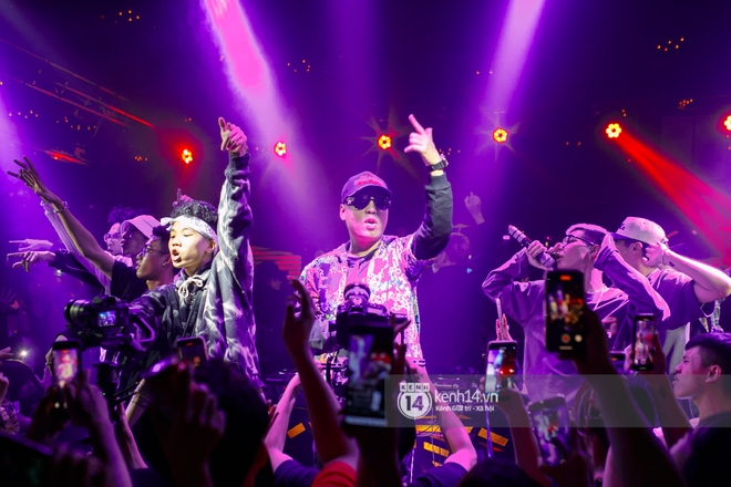 MCK - Tlinh rải cẩu lương từ hậu trường lên sân khấu, Gonzo bất ngờ xuất hiện để cổ vũ dàn thí sinh Rap Việt và King Of Rap - Ảnh 19.