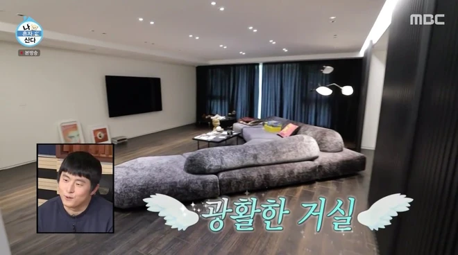 Kai (EXO) có nhà riêng sau 10 năm ở ký túc xá: Nội thất tối giản với 2 màu trắng - đen, sofa hơn 1,3 tỷ - Ảnh 2.