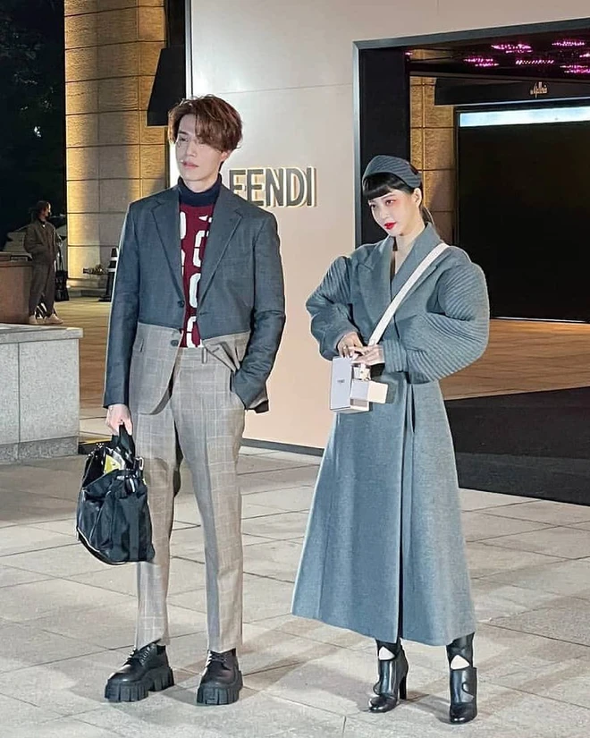 Bộ đôi đi sự kiện chặt chém nhất xứ Hàn: Lee Dong Wook - Han Ye Seul ăn mặc dị hết cỡ, ai dè gây sốt vì đẹp như ma cà rồng - Ảnh 5.