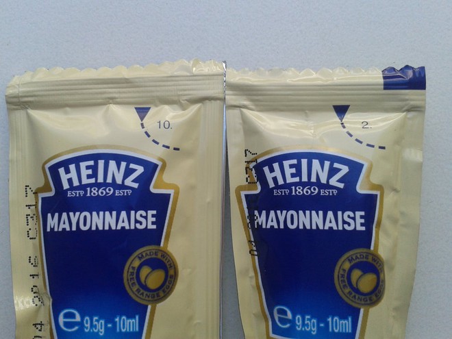 Con số bí mật trên các túi đựng tương cà nổi tiếng của Heinz và lời giải đáp khiến ai cũng phải ngỡ ngàng - Ảnh 1.