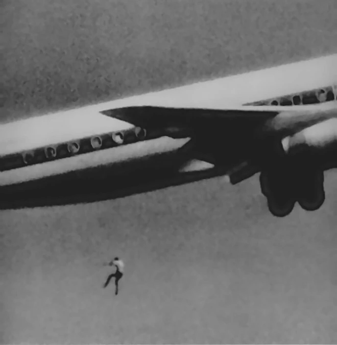 Bóng người nhỏ bé đột nhiên rơi khỏi máy bay chỉ ít giây sau khi cất cánh, tạo ra bi kịch kỳ lạ trong lịch sử hàng không thế giới - Ảnh 1.