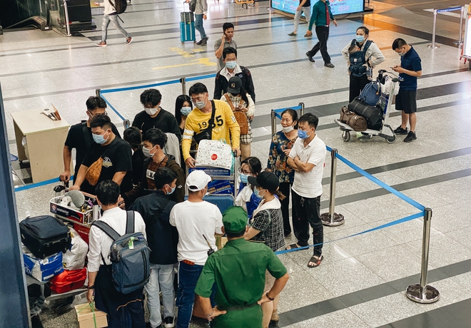 Khổ như hành khách ở Tân Sơn Nhất: Dang nắng mang vác hành lý ra đường đón xe công nghệ - Ảnh 1.