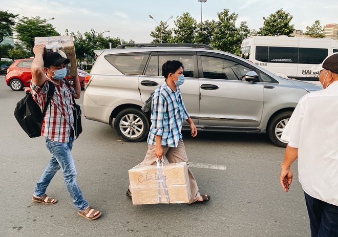 Khổ như hành khách ở Tân Sơn Nhất: Dang nắng mang vác hành lý ra đường đón xe công nghệ - Ảnh 7.