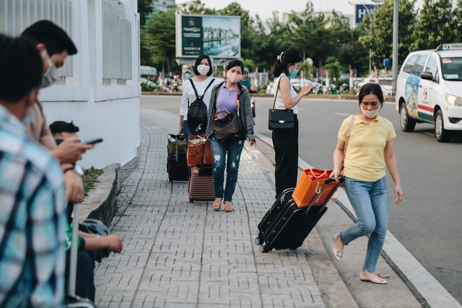 Khổ như hành khách ở Tân Sơn Nhất: Dang nắng mang vác hành lý ra đường đón xe công nghệ - Ảnh 6.