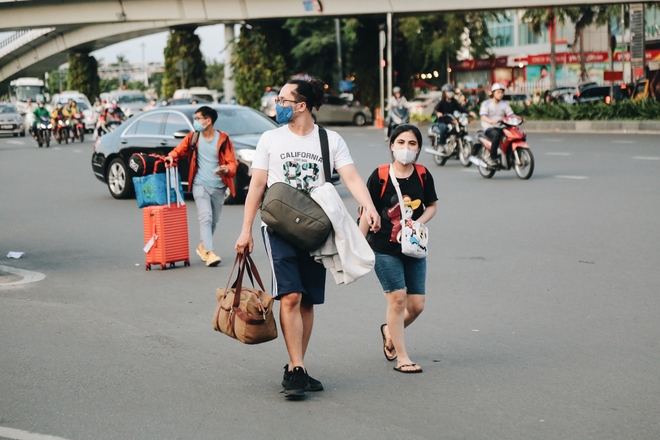 Khổ như hành khách ở Tân Sơn Nhất: Dang nắng mang vác hành lý ra đường đón xe công nghệ - Ảnh 8.