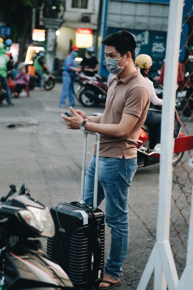 Khổ như hành khách ở Tân Sơn Nhất: Dang nắng mang vác hành lý ra đường đón xe công nghệ - Ảnh 13.