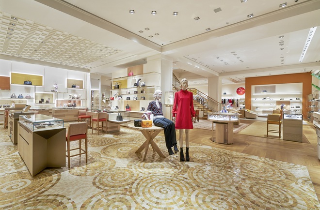 Louis Vuitton “thắp sáng” thủ đô Hà Nội với cửa hàng mới: Hoành tráng hơn, lộng lẫy hơn - Ảnh 2.