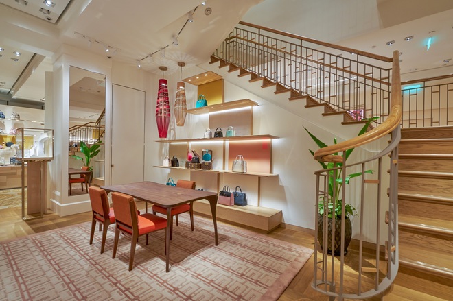 Louis Vuitton “thắp sáng” thủ đô Hà Nội với cửa hàng mới: Hoành tráng hơn, lộng lẫy hơn - Ảnh 3.