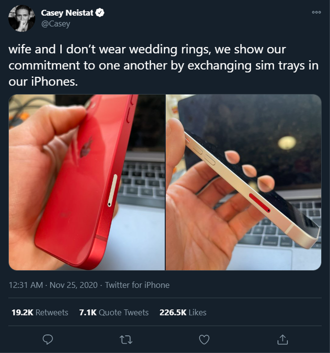 Hot YouTuber nổi tiếng cùng vợ quyết không đeo nhẫn cưới nhưng lại dùng cách siêu lạ đời để tuyên bố chủ quyền - Ảnh 2.