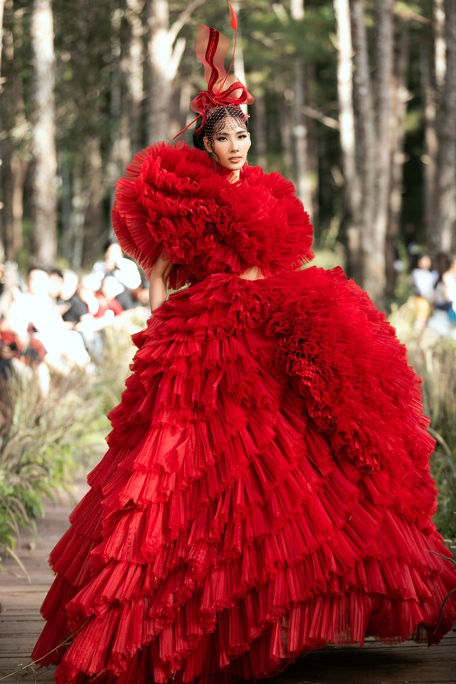 Sự kiện đặc biệt giữa rừng: Con gái Đoan Trang xuất thần, Hoàng Thuỳ chìm trong váy khủng, thí sinh Miss Tourism bức tử vòng 1 - Ảnh 4.