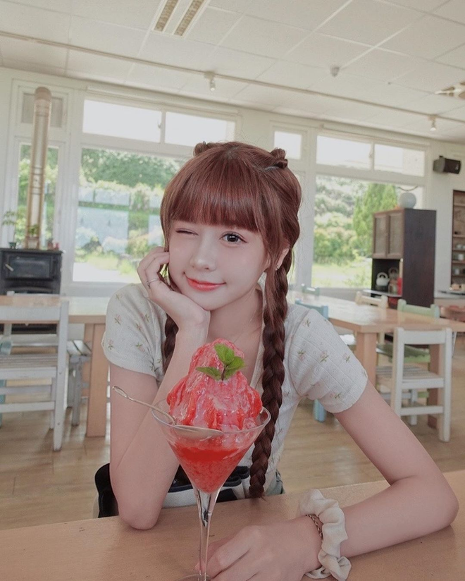 Tập tành làm streamer, hotgirl kẹo ngọt Đài Loan lập kỷ lục khủng chỉ sau một buổi livestream - Ảnh 2.