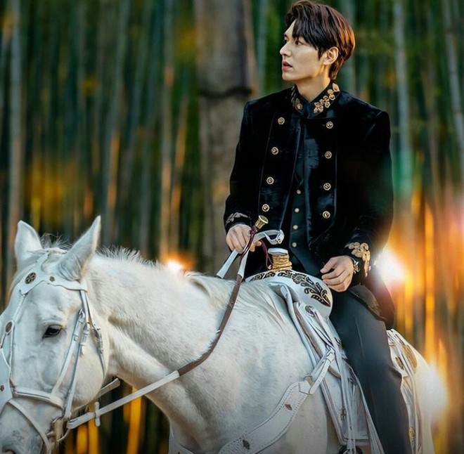 Chồng giàu của Huyền Baby lại chiếm spotlight trên MXH, thần thái cưỡi ngựa khiến vợ liên tưởng đến cả Lee Min Ho - Ảnh 2.
