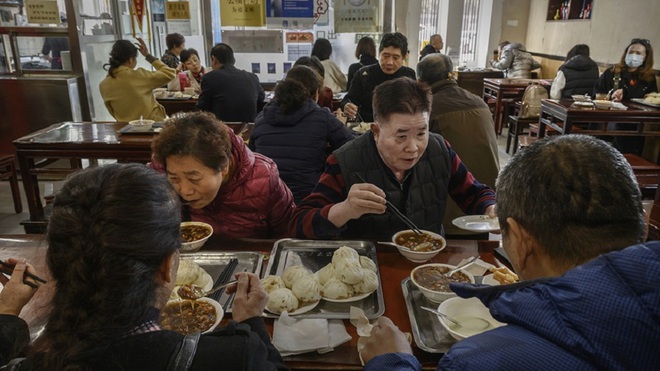 Một nhà hàng ở Trung Quốc bỗng nổi như cồn, khách ùn ùn kéo đến nhờ ông Joe Biden ghé thăm vào 9 năm trước - Ảnh 4.