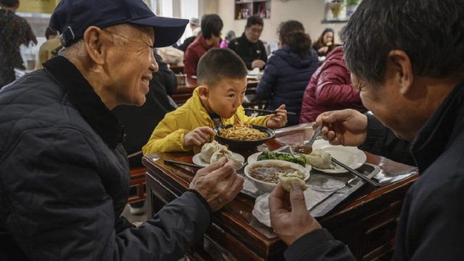 Một nhà hàng ở Trung Quốc bỗng nổi như cồn, khách ùn ùn kéo đến nhờ ông Joe Biden ghé thăm vào 9 năm trước - Ảnh 5.