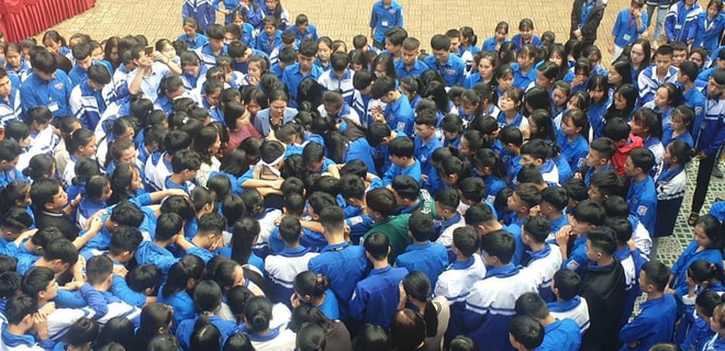 Câu chuyện đau lòng phía sau hình ảnh cả ngàn học sinh và thầy cô ôm nhau khóc giữa sân trường - Ảnh 5.