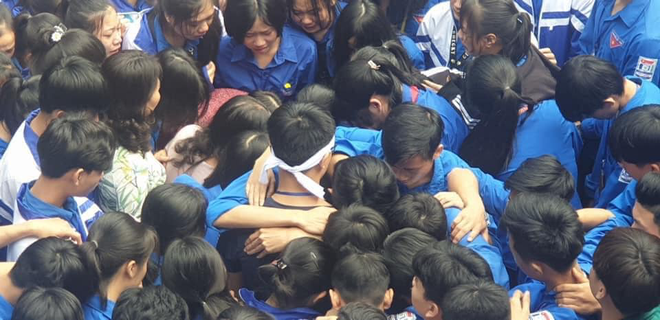 Câu chuyện đau lòng phía sau hình ảnh cả ngàn học sinh và thầy cô ôm nhau khóc giữa sân trường - Ảnh 8.