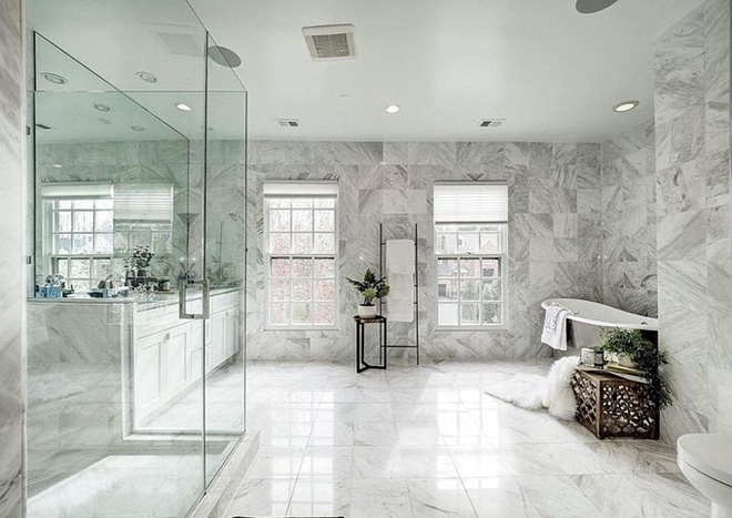 Biệt thự rộng 900m2 của siêu mẫu Bằng Lăng ở Mỹ: Nội thất tone trắng đen nhưng vẫn cực kì hút mắt - Ảnh 7.