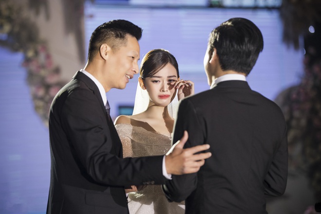 Xuýt xoa bộ ảnh đẹp trong đám cưới Á hậu Tường San: Cô dâu xinh nức nở khi bật khóc, bóng lưng chú rể gây chú ý lớn - Ảnh 2.