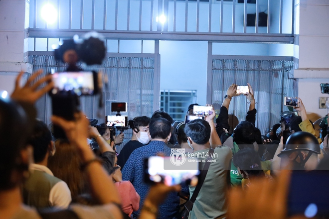 Streamer, YouTuber chen lấn và la hét tại đám tang nghệ sĩ Chí Tài, kêu gọi like share gây nên cảnh tượng hỗn loạn - Ảnh 8.