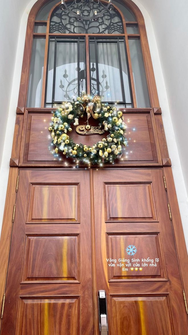 Ngất trước nhà đón Giáng sinh hoành tráng của Bảo Thy: Cây thông treo 500 trái châu, vòng trang trí siêu to ngay cửa chính - Ảnh 5.